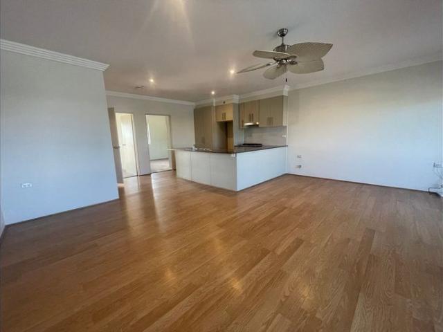 Bright top floor apartment in convenient locale