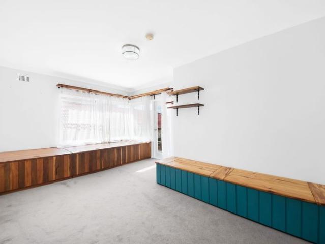 Bright Top Floor Apartment in Prime Mosman Location