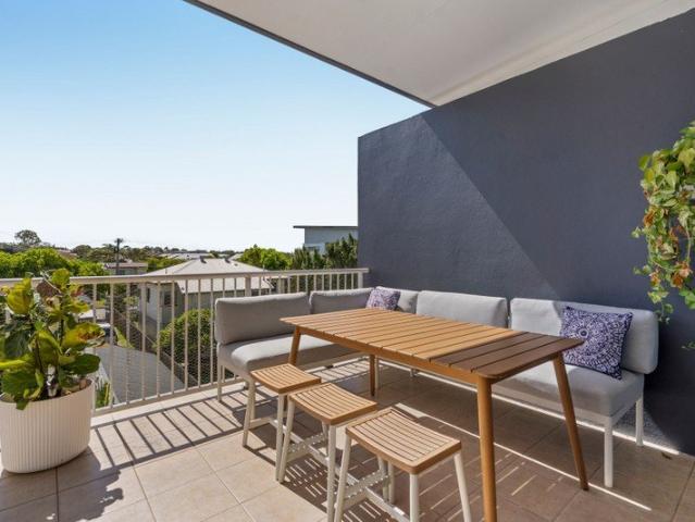 Bright Top Floor Unit Steps from the Foreshore