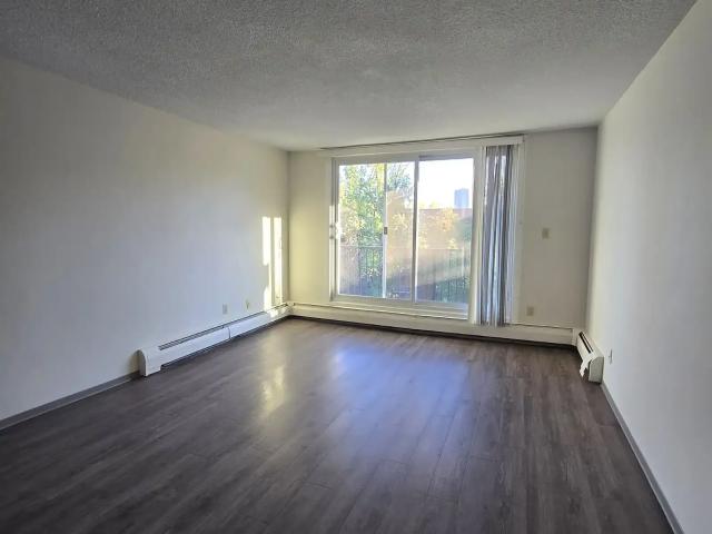 Bright Top Floor 1 Bedroom Condo in Crescent Heights — 1 Bedroom Condo Unit