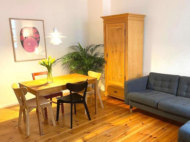 Bright three room apartment with a sunny balcony overlooking a green courtyard, Berlin Amsterdam Apartments for Rent