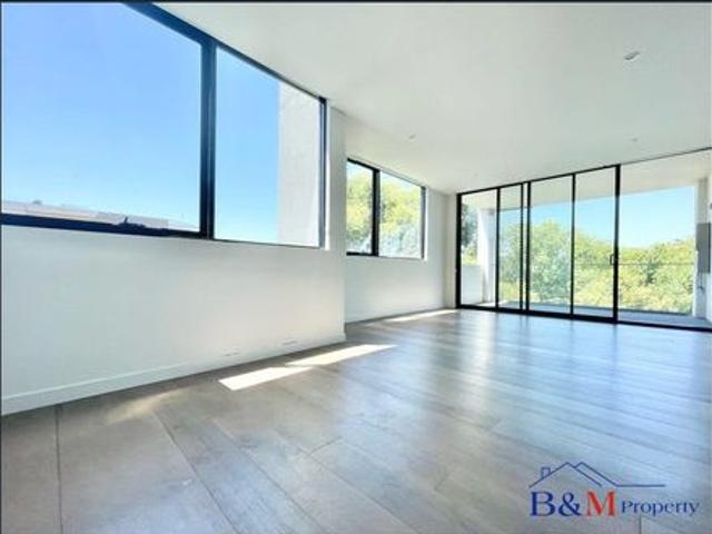 Bright Two Bedroom Apartment Minutes Walk to The Train Station