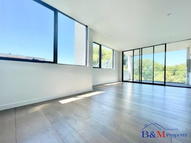 Bright Two Bedroom Apartment Minutes Walk to The Train Station