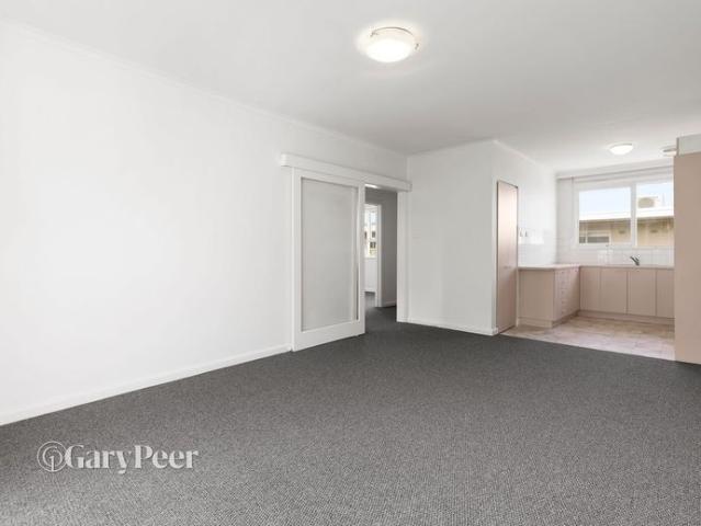 Bright Two Bedroom Apartment Close to Beach