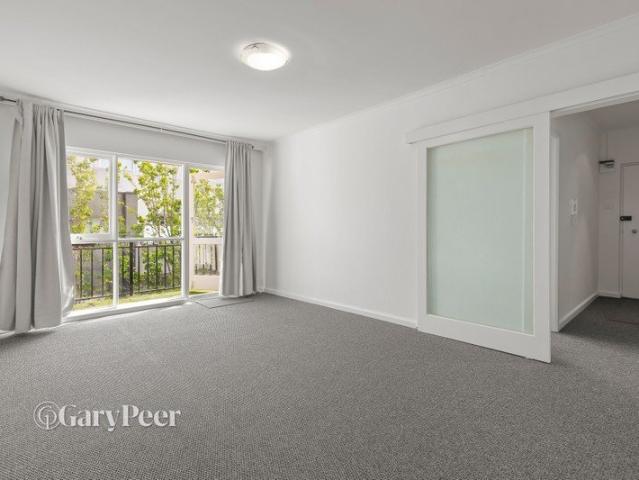 Bright Two Bedroom Apartment Close to Beach
