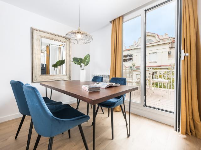 Bright two bedroom attic apartment in the Salamanca neighbourhood