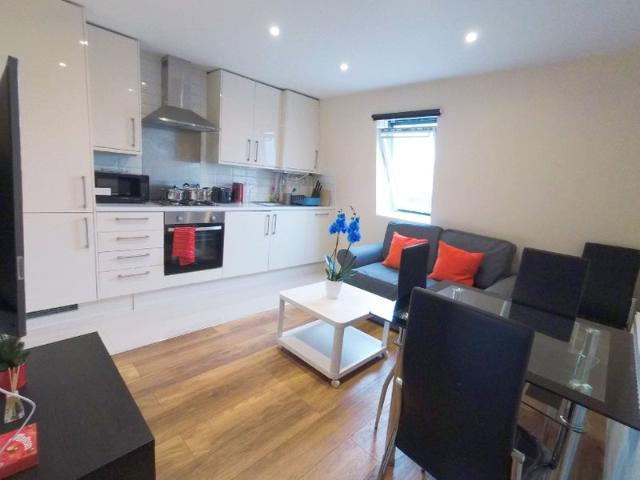 Bright Two bedroom Flat, 7 mins Shepherds bush