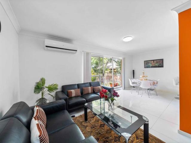 Bright Two Bedroom Unit in Ultra Convenient Merrylands Location!