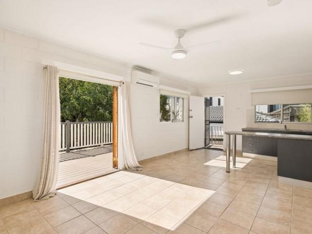 Bright Unit, Ideal Location!