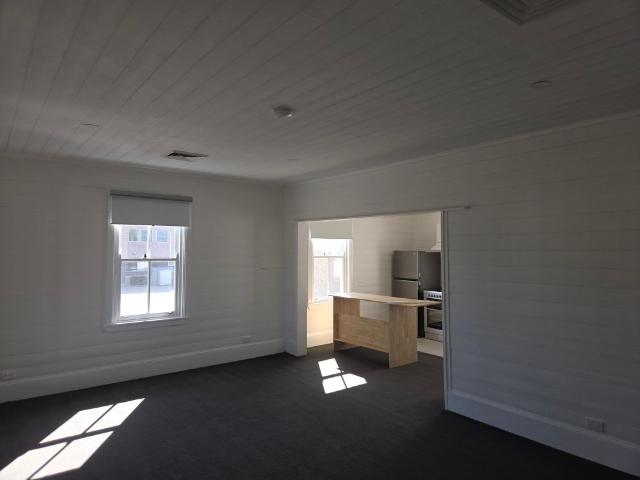 Bright & Updated 2 Bedroom Unit
