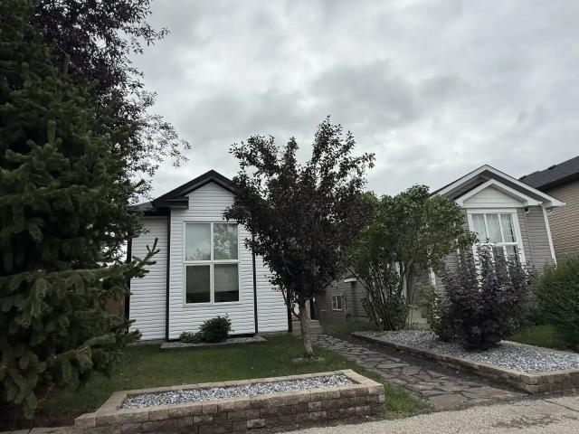 Bright & Updated Little House in Country Hills NW — 2 Bedrooms House