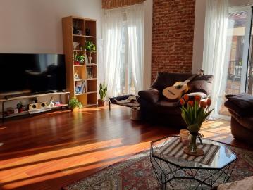 BRIGHT & VERY QUIET – TOP FLOOR HISTORIC CENTER
