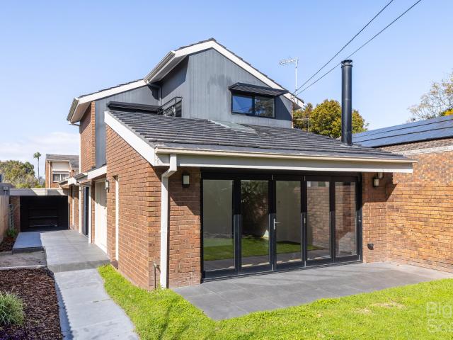 Brighton Beauty: Dual Level Townhouse with Double Garage