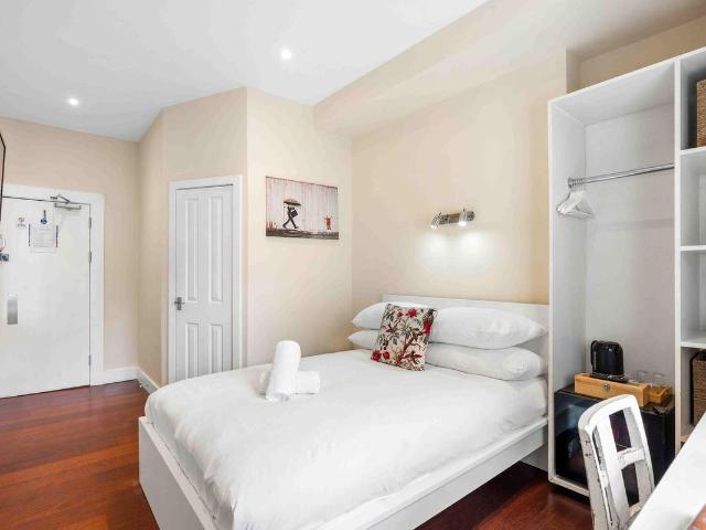 Brighton BN1, 1 bed flat to rent, £1,985 pcm | PrimeLocation