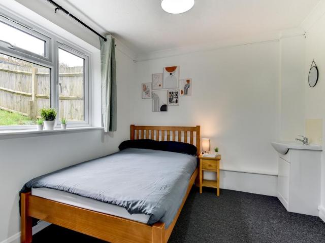 Brighton BN1 1 bed in a house share to rent £625 pcm £144 pw