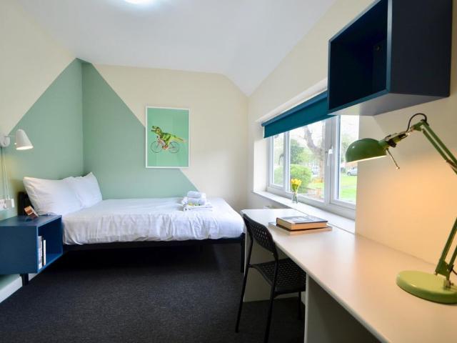 Brighton BN1 1 bed in a house share to rent £700 pcm £162 pw