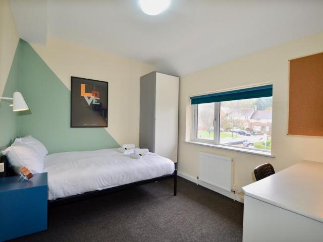 Brighton BN1 1 bed in a house share to rent £700 pcm £162 pw