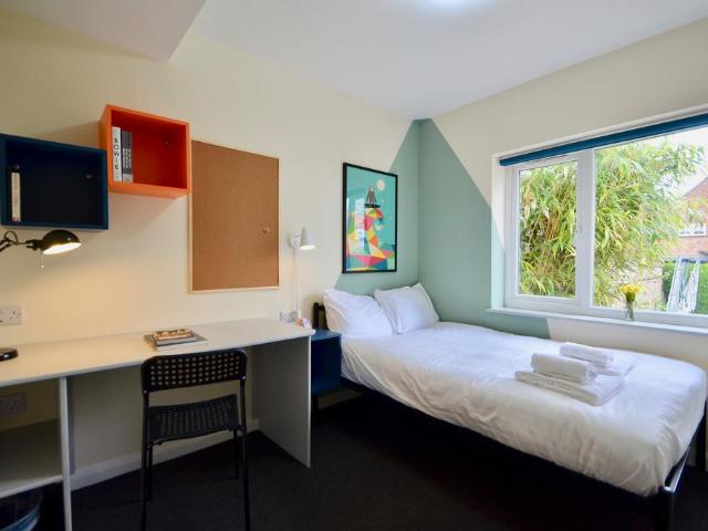 Brighton BN1 1 bed in a house share to rent £700 pcm £162 pw