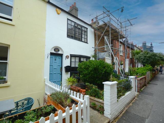 Brighton BN1 2 bed apartment to rent £1,900 pcm £438 pw