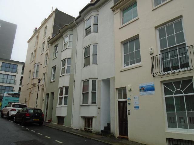 Brighton BN2 6 bed terraced house to rent £2,400 pcm £554 pw