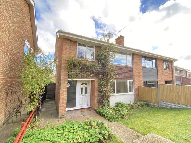 Brighton Hill, Basingstoke, RG22 3 bed semi detached house to rent £1,550 pcm £358 pw