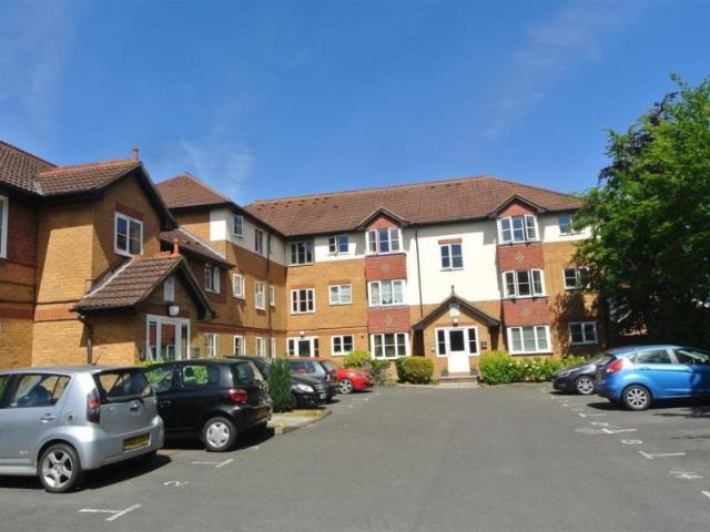 Brighton Road, Addlestone KT15 2 bed apartment to rent £1,400 pcm £323 pw