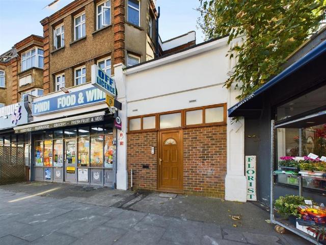 Brighton Road, Coulsdon CR5 2 bed flat to rent £1,595 pcm £368 pw