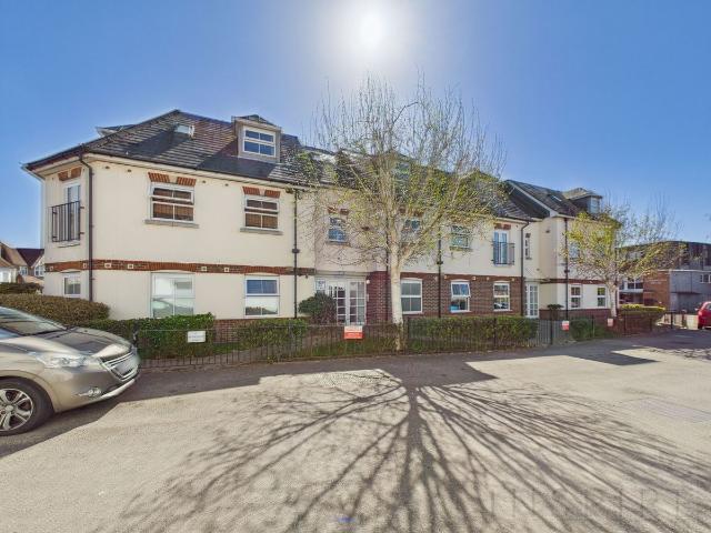 Brighton Road, Horsham RH13, 2 bed flat to rent, £1,450 pcm | PrimeLocation