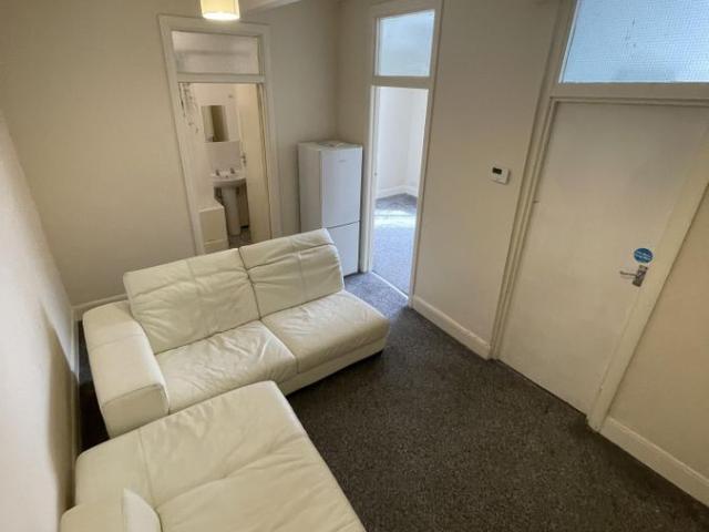 Brighton Road, Purley CR8, 1 bed flat to rent, £1,500 pcm | PrimeLocation