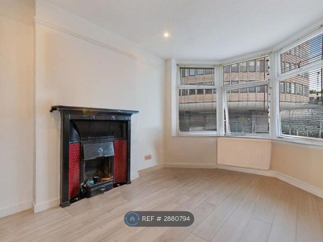 Brighton Road, Purley CR8, 2 bed flat to rent, £1,700 pcm | PrimeLocation