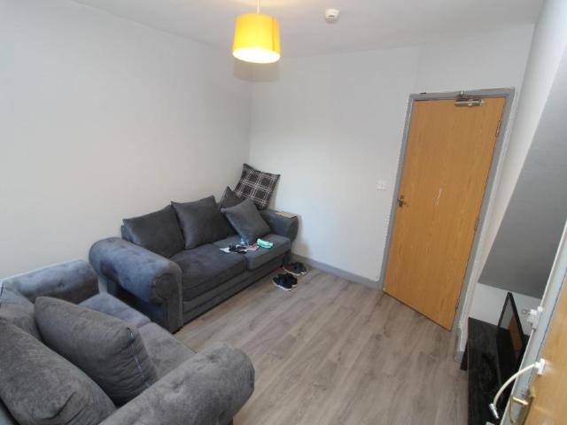Brighton Road, Reading, RG6 6 bed house to rent £3,600 pcm £831 pw
