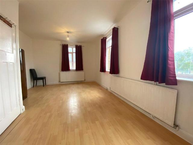 Brighton Road, Redhill, Surrey, RH1 3 bed apartment to rent £1,700 pcm £392 pw