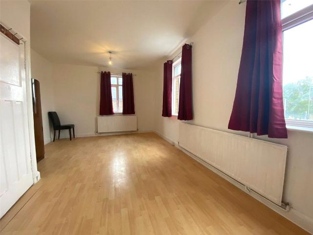 Brighton Road, Redhill, Surrey RH1, 3 bed flat to rent, £1,700 pcm | PrimeLocation