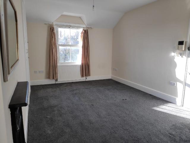 Brighton Road, Redhill RH1, Studio to rent, £975 pcm | PrimeLocation