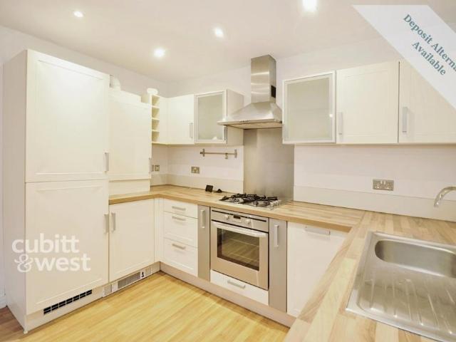 Brighton Road Redhill RH1 2 bed flat to rent £1,400 pcm £323 pw