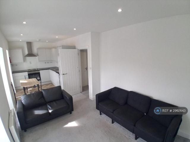 Brighton Road, Redhill, RH1 2 bed flat to rent £1,525 pcm £352 pw