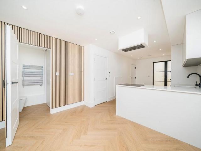 Brighton Road, Surbiton KT6 2 bed detached house to rent £2,350 pcm £542 pw