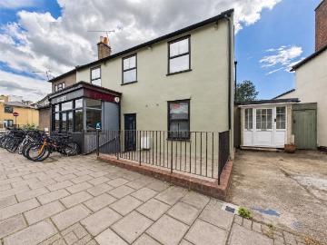 Brighton Road, Surbiton KT6 2 bed property to rent £1,825 pcm £421 pw