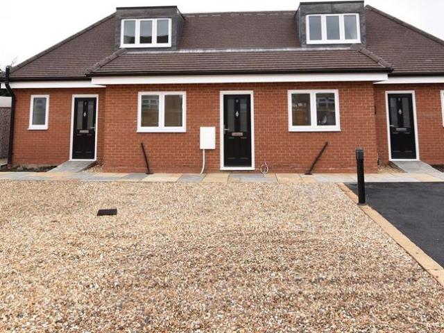 Brighton Road, Salfords, Redhill RH1, 1 bed flat to rent, £1,300 pcm | PrimeLocation