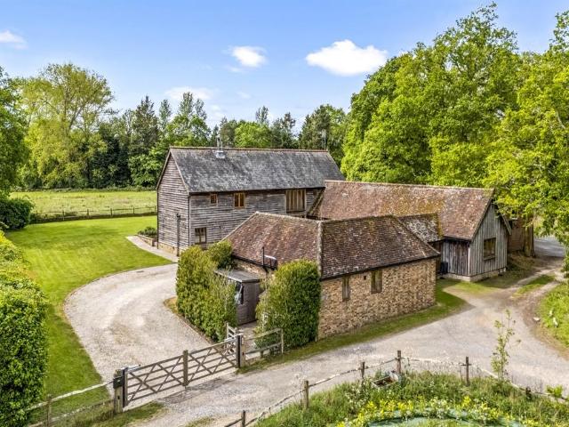 Brighton Road, Shermanbury, Horsham. 7 bed barn conversion to rent £6,500 pcm £1,500 pw