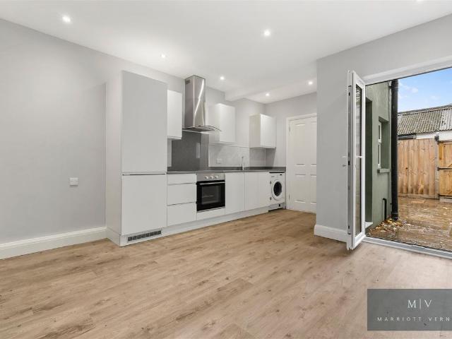 Brighton Road, South Croydon CR2, 2 bed flat to rent, £1,750 pcm | PrimeLocation