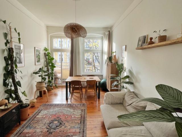 Bright/quiet/cozy 2 room Altbau w/ balcony in Reuterkiez sublet from Nov to April