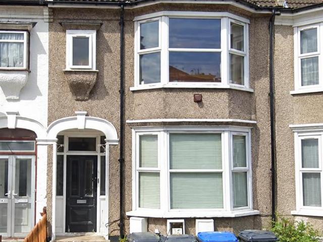 Brigstock Road, Thornton Heath 3 bed flat to rent £2,100 pcm £485 pw