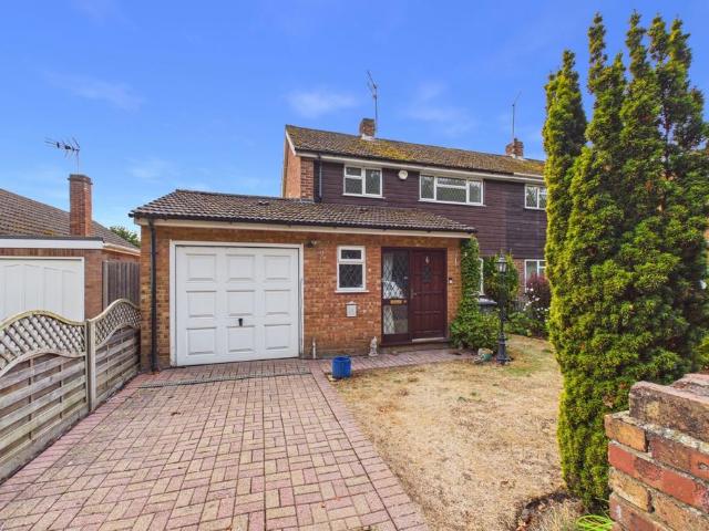 Brill Close, Maidenhead, Berkshire, SL6 3 bed semi detached house to rent £2,250 pcm £519 pw