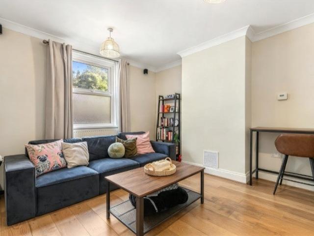 Brilliant 2 bedroom, 30 seconds from station