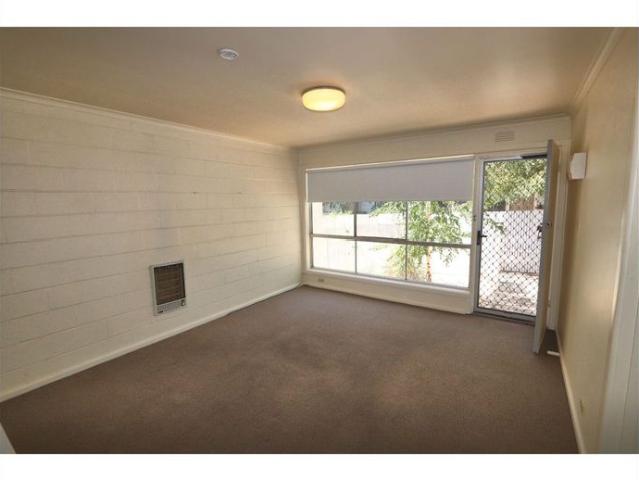 Brilliant Central Location Within Easy Walking Distance of Supermarkets & Transport