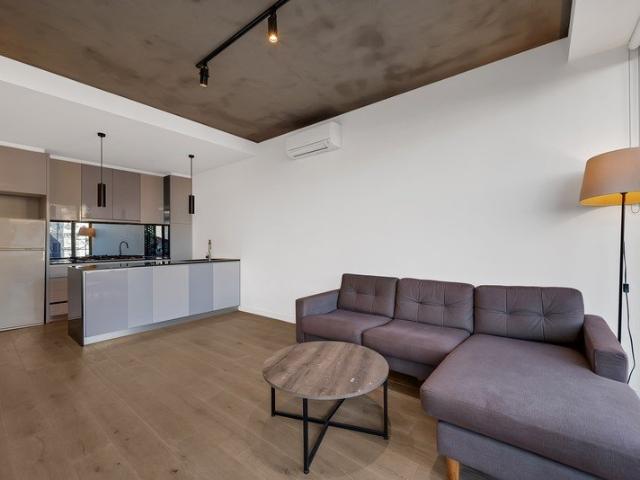 Brilliant Boutique apartment with large balcony, just off Toorak Rd