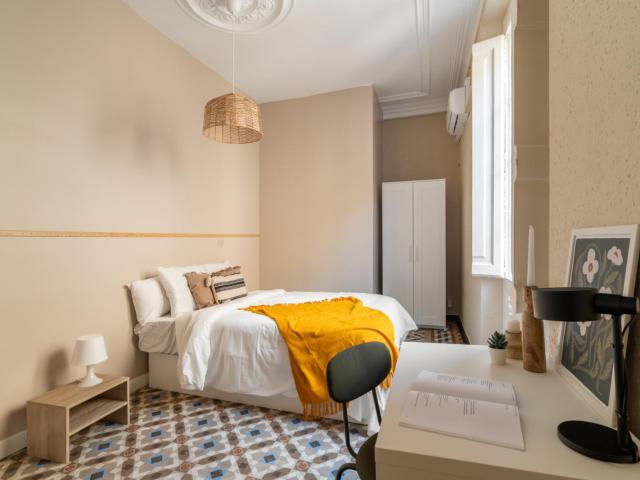 Brilliant double bedroom next to UPF