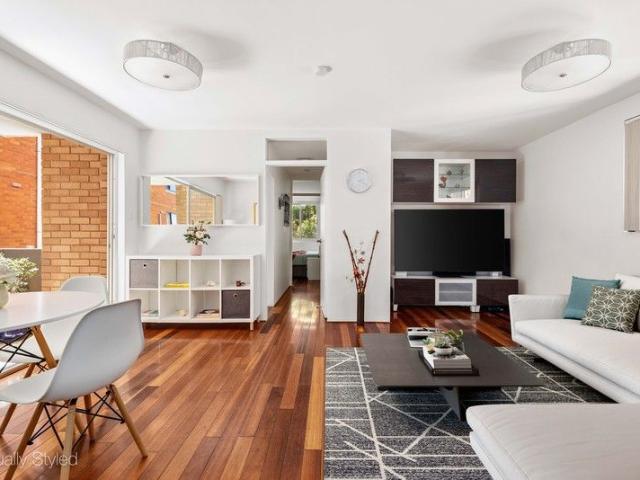 Brilliant Family Sized Apartment In Prized Setting Near The Ocean