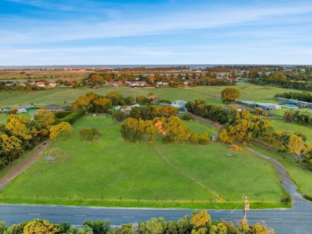Brilliant Location Near Town and Beach!